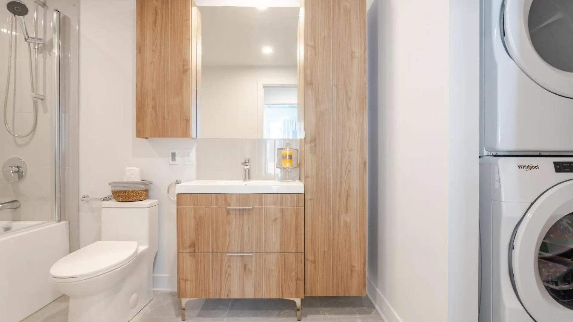 Upscale 2 Bedroom Condo In Mtl Old Port Montreal Apartament